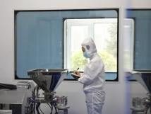 不負(fù)秋日好時(shí)光 ，亞歐廠里生產(chǎn)忙， 機(jī)器轟鳴干勁足，熱火朝天普新章！